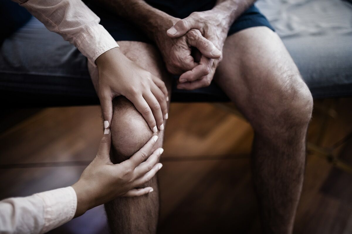 Lifestylebild Kniebehandlung, Arzt untersucht Knie