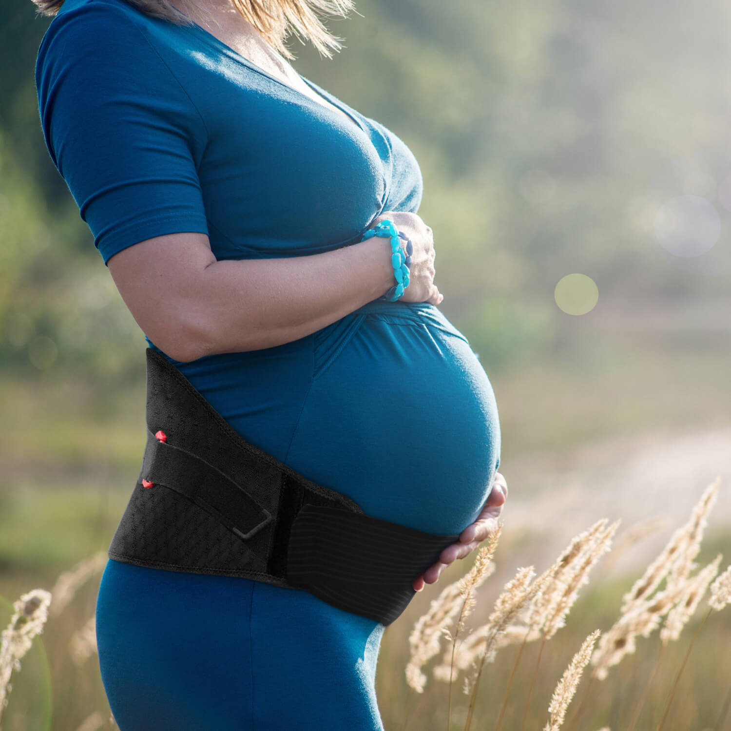 Imagebild DONJOY® MyBabyStrap™ Frau im Feld, Stabilisierungsorthese für Schwangere